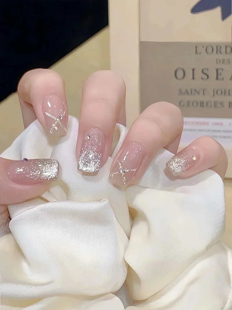 Xu hướng mẫu nail màu hồng thạch 2025 nàng đã cập nhật chưa
