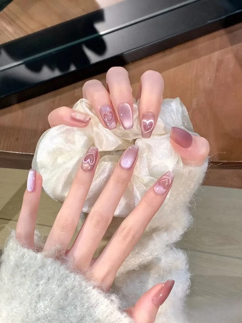Nail hồng giúp nàng tỏa sáng với phong cách nhẹ nhàng nữ tính
