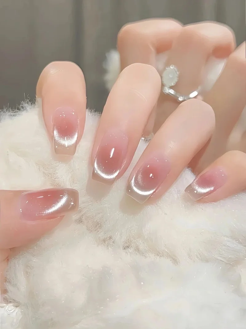 Nail ombre hồng trắng thanh thoát giúp đôi tay thêm phần nổi bật