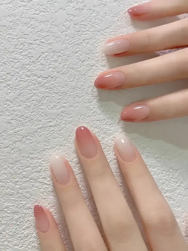 Nail màu hồng thạch đính đá lung linh giúp nàng tỏa sáng