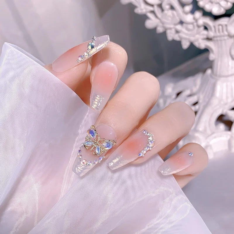 Nail hồng thạch đính đá sang trọng nâng tầm phong cách