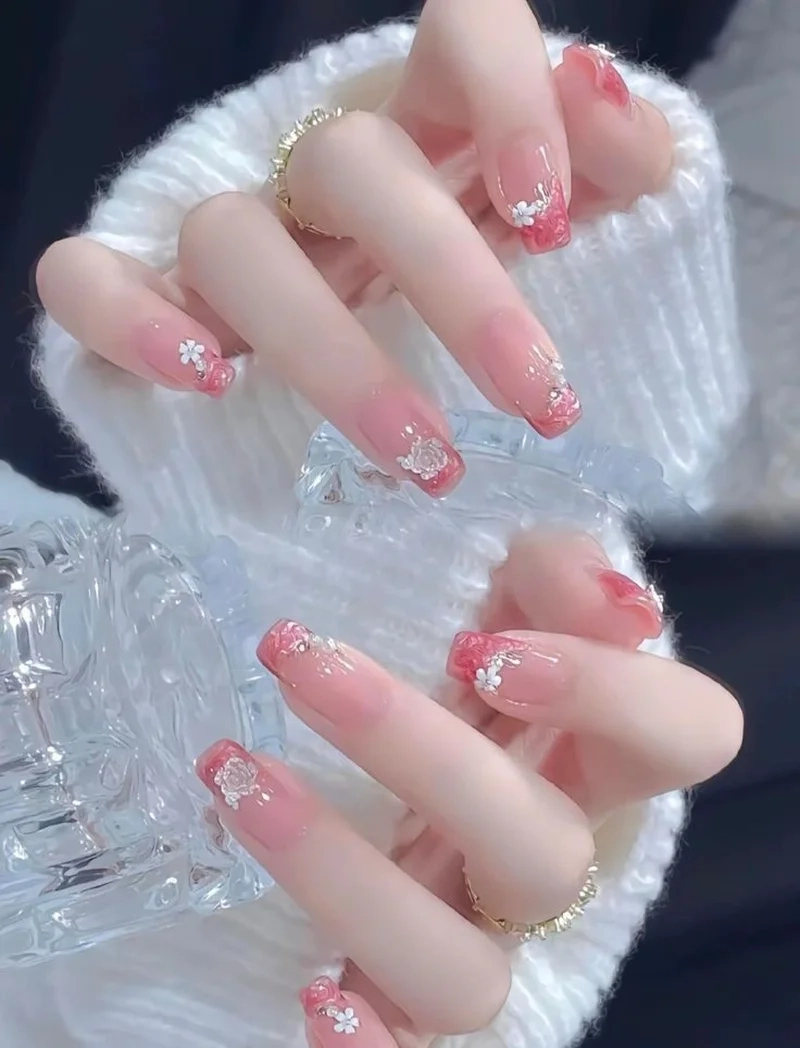 Mẫu móng tay màu hồng dễ thương giúp nàng nổi bật hơn