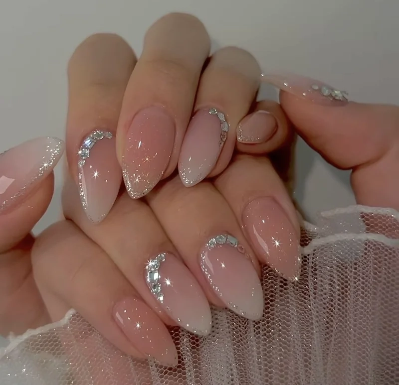 Sơn móng tay màu hồng nhạt nhẹ nhàng hợp với mọi phong cách