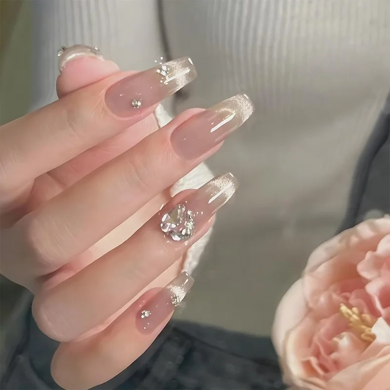 Nail hồng nhạt đơn giản nhưng cực kỳ sang trọng và tinh tế