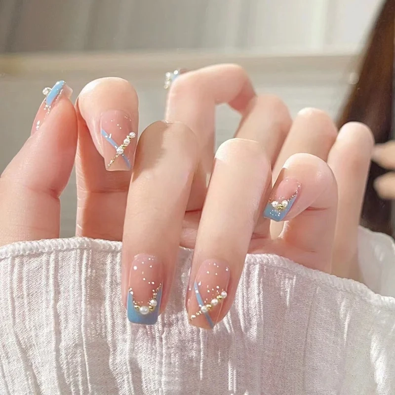 Nail hồng nhẹ nhàng thanh thoát giúp đôi tay thêm phần nổi bật
