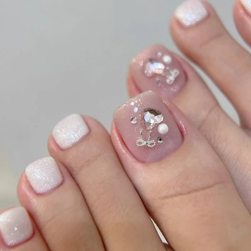 Móng chân màu hồng đơn giản nhưng vô cùng thời thượng