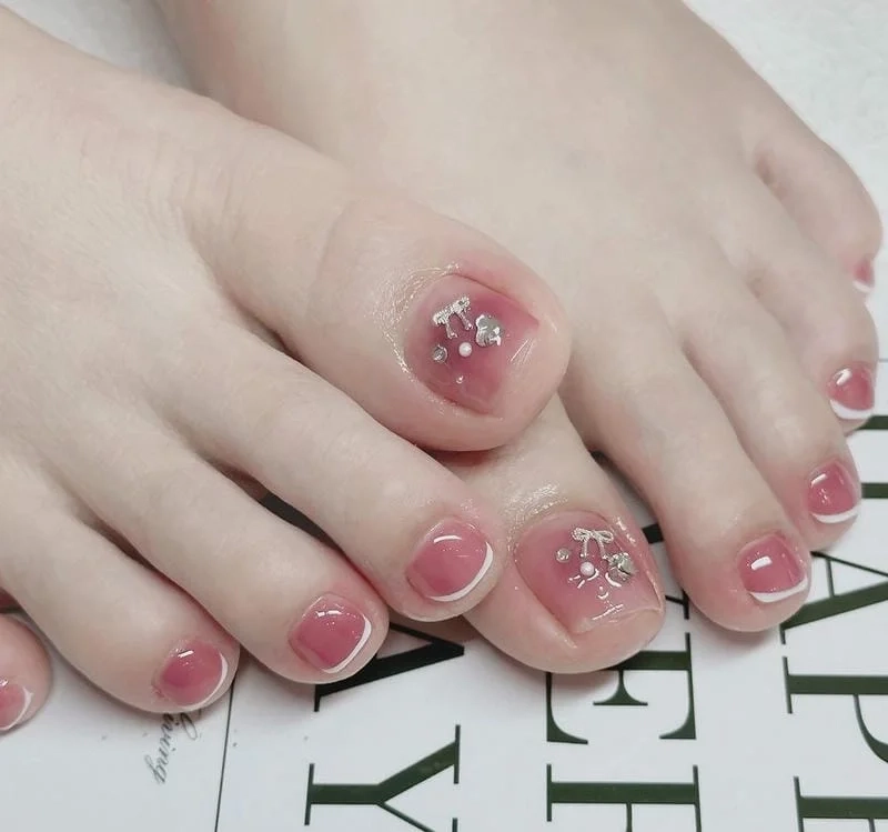 Móng màu hồng nhẹ nhàng nhưng vô cùng nổi bật