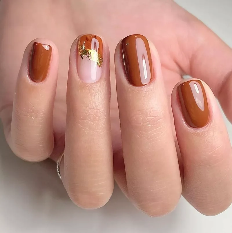 Màu nail nâu sang trọng phù hợp với mọi phong cách
