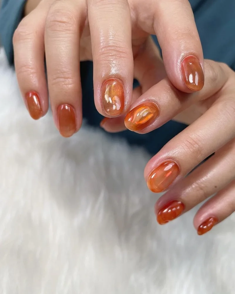Nail nâu cam cá tính giúp bàn tay thêm phần nổi bật