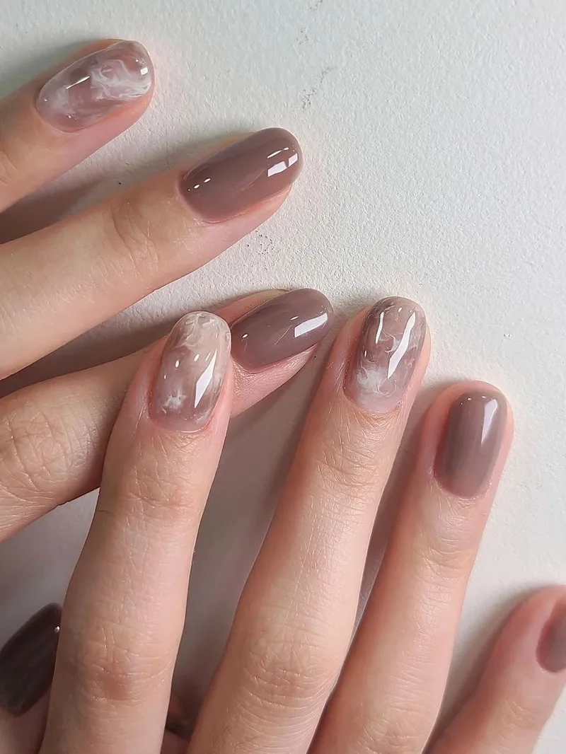 Nail nâu nhạt dịu dàng phù hợp với mọi dịp