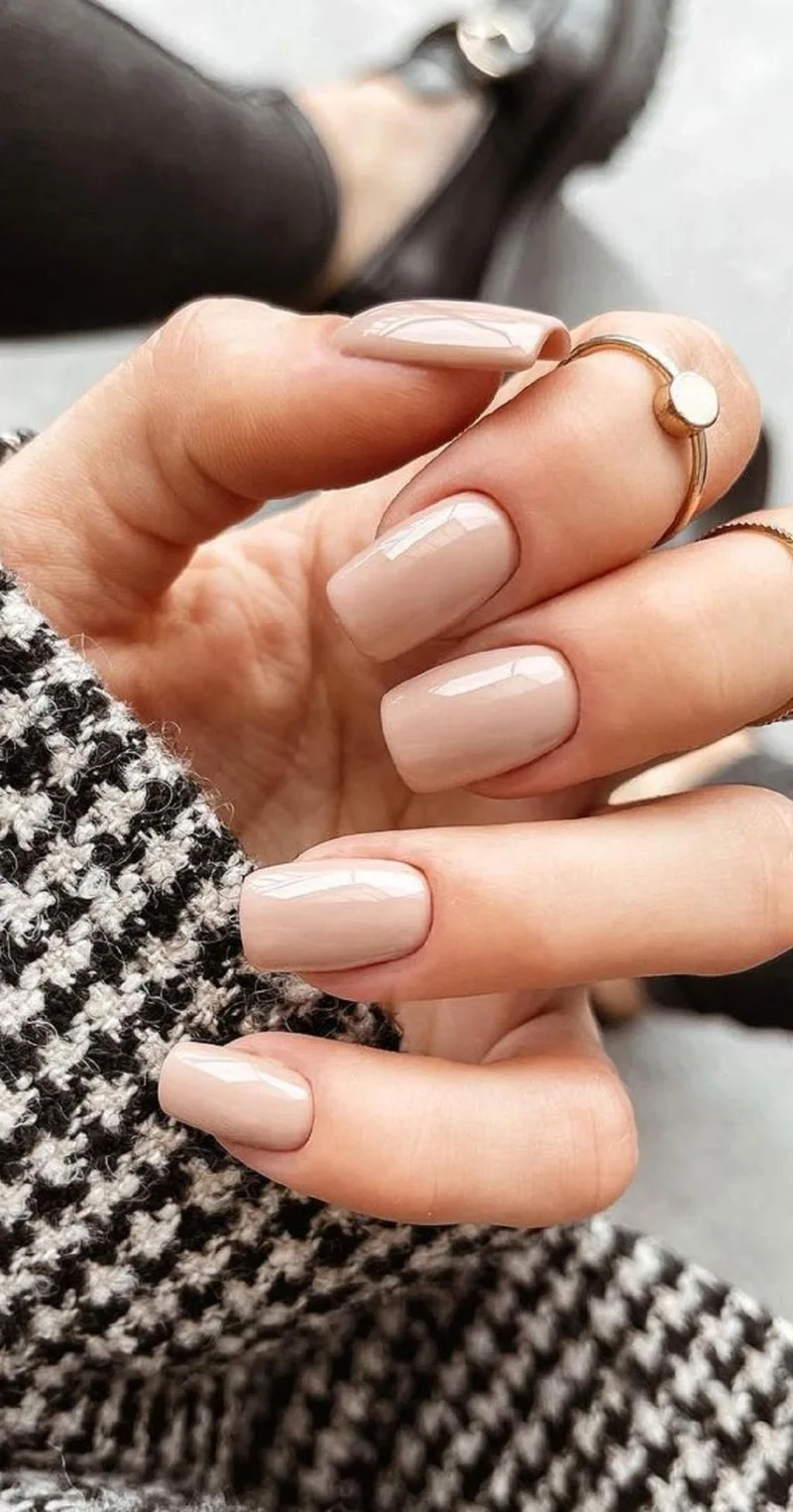 Nail nâu nude thanh thoát giúp đôi tay thêm phần sang trọng