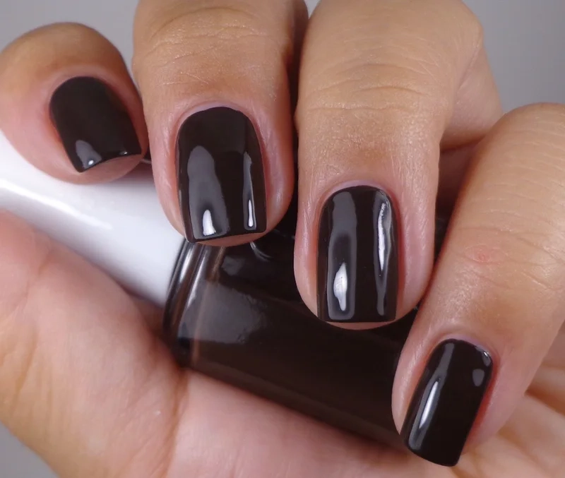Nail nâu đậm đầy cuốn hút dành cho nàng cá tính