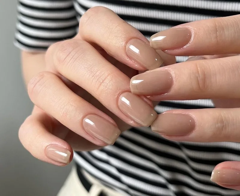 Sơn móng tay màu nâu nude đơn giản nhưng vẫn tinh tế