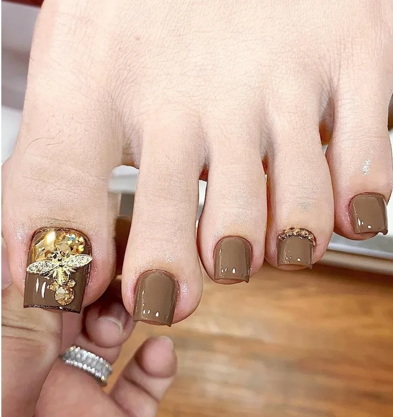 Mẫu móng chân màu nâu cà phê độc đáo giúp nàng trở nên thời thượng