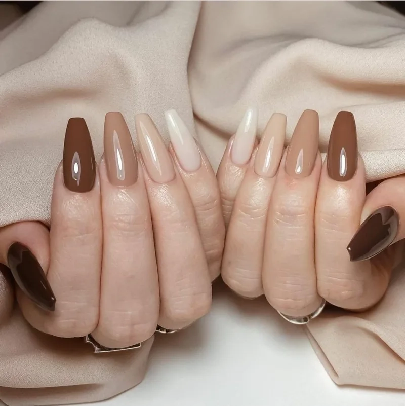 Mẫu nail nâu trắng thanh lịch phù hợp với mọi phong cách