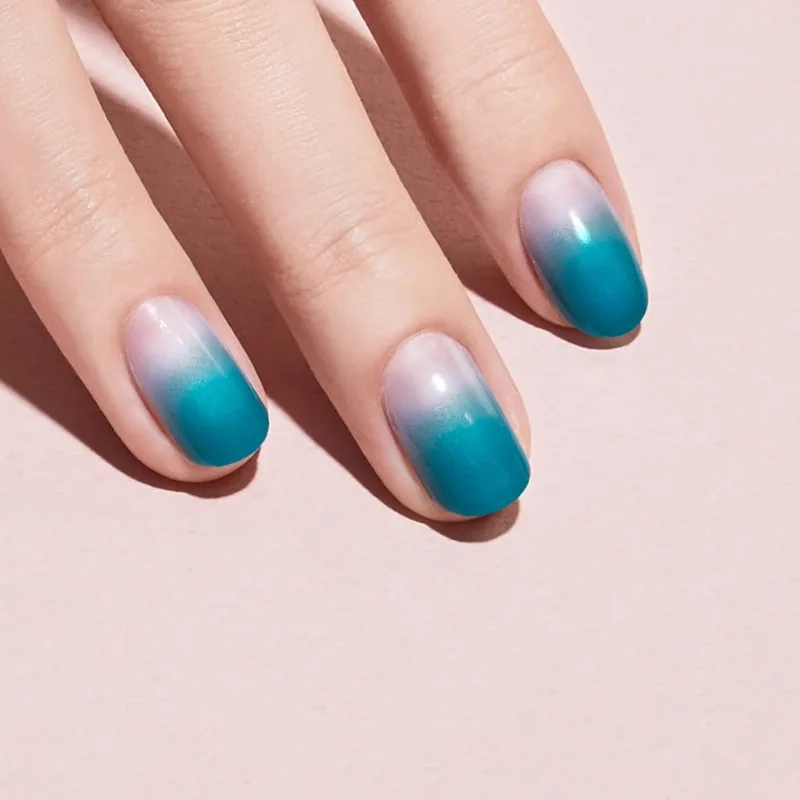 Mẫu móng ombre xanh đơn giản nhưng vẫn giữ được nét sang trọng