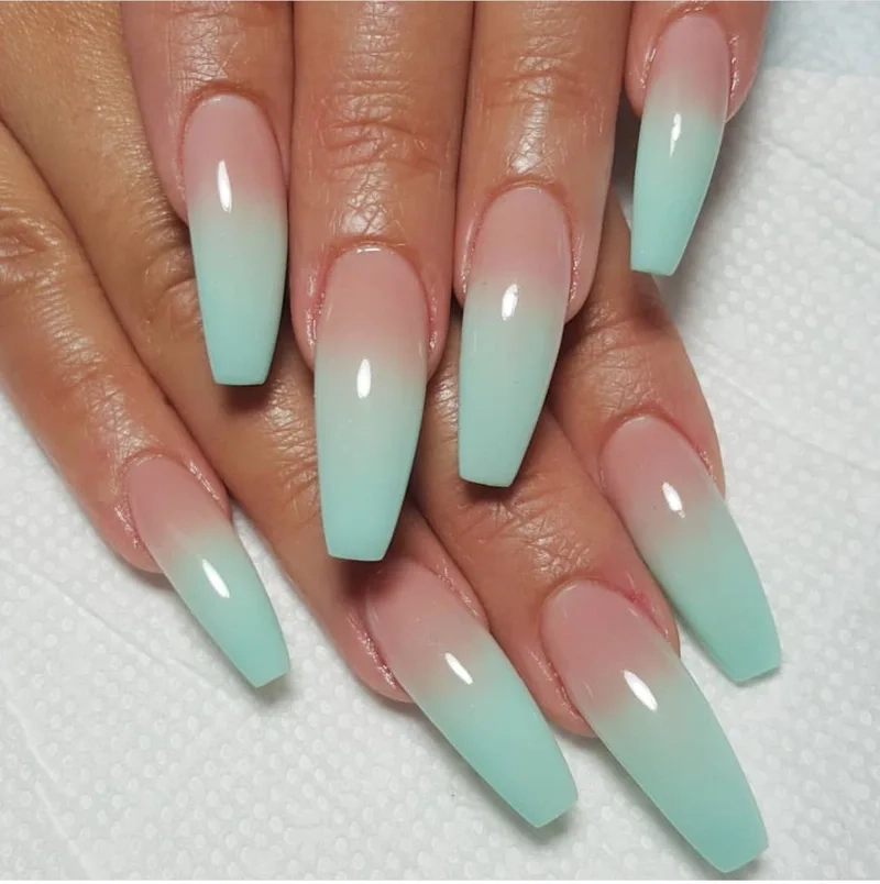 Nail ombre xanh ngọc giúp bàn tay thêm phần thanh thoát