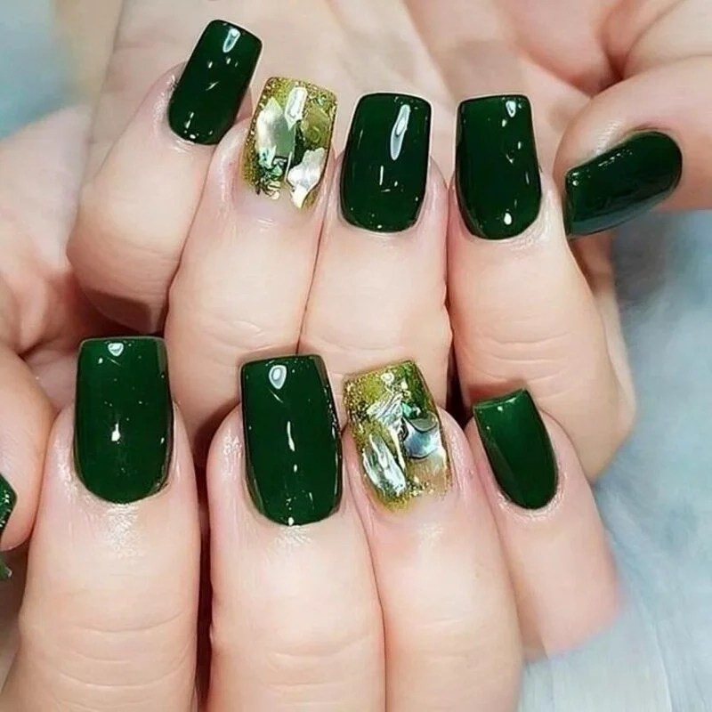Bộ nail màu xanh rêu sang trọng giúp nàng luôn cuốn hút