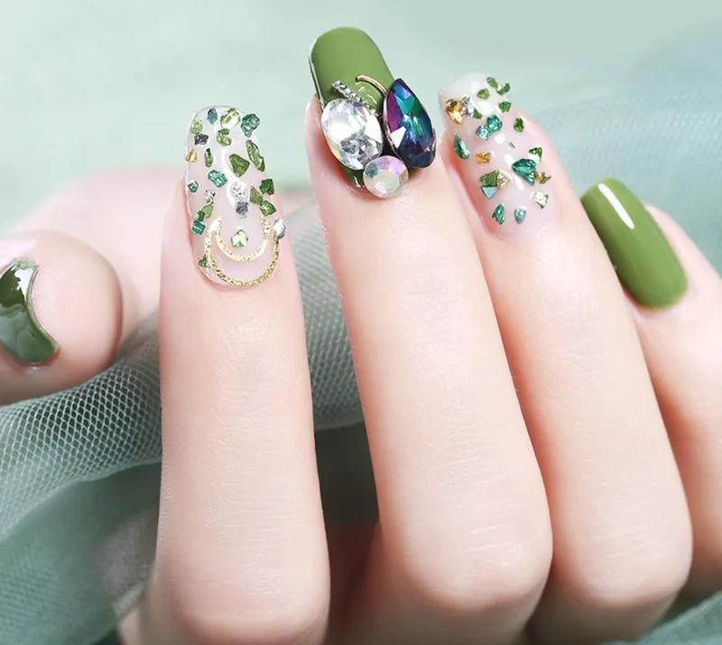 Mẫu nail màu xanh đính đá lấp lánh phù hợp cho những dịp quan trọng