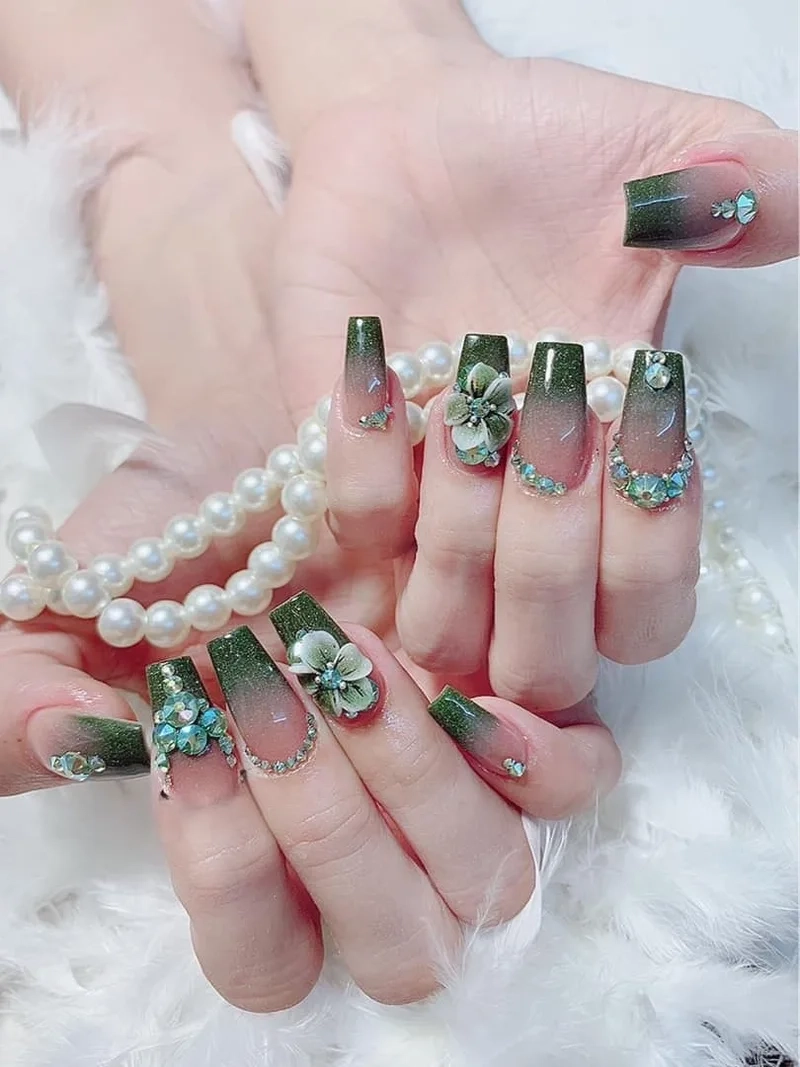 Móng tay màu xanh rêu đính đá mang lại vẻ đẹp huyền bí và sang trọng