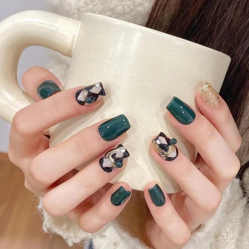 Mẫu nail màu xanh rêu đính đá giúp nàng tỏa sáng trong mọi sự kiện