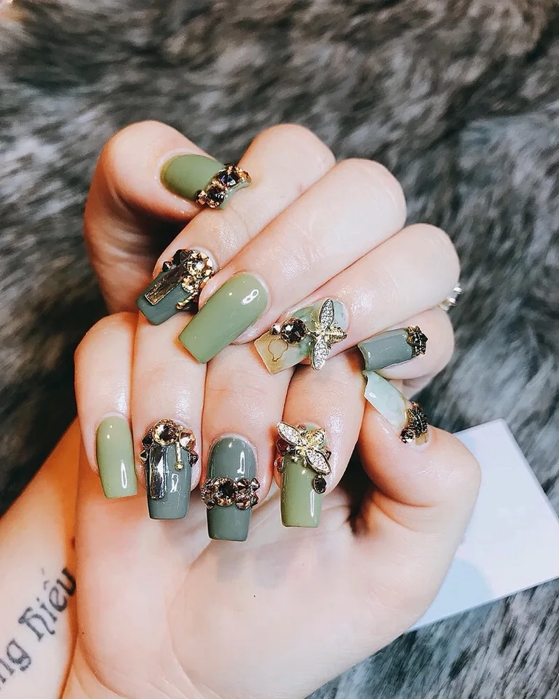 Mẫu nail màu xanh đính đá sang trọng phù hợp với mọi phong cách
