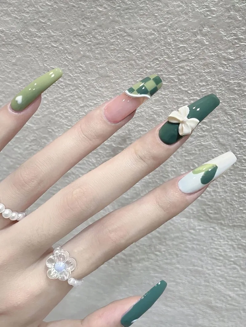 Mẫu nail màu xanh rêu đơn giản nhẹ nhàng nhưng vẫn cuốn hút