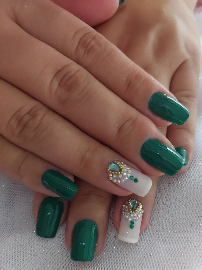 Mẫu nail đơn giản sang trọng màu xanh giúp nàng luôn tự tin