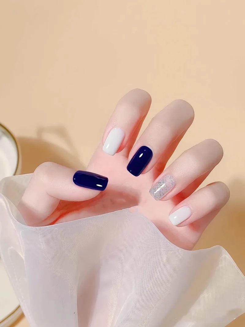 Nail màu xanh dương đậm cuốn hút giúp nàng tự tin hơn