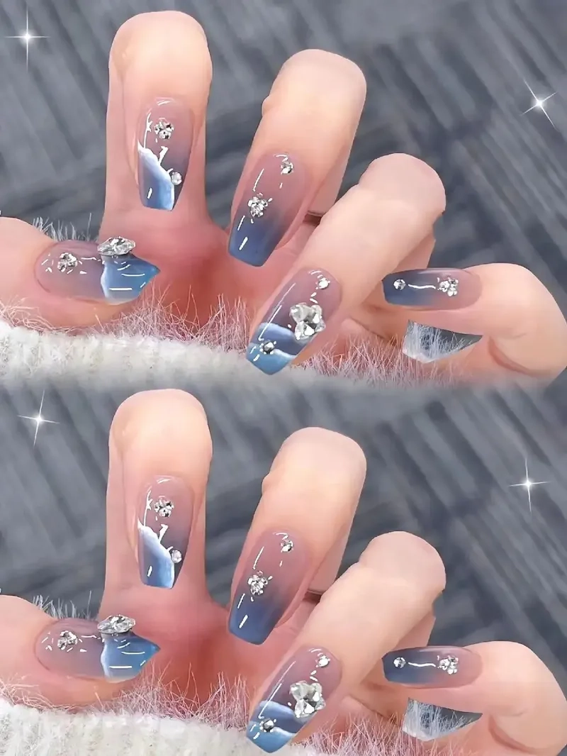 Mẫu nail màu xanh biển giúp nàng nổi bật với vẻ đẹp tươi mát