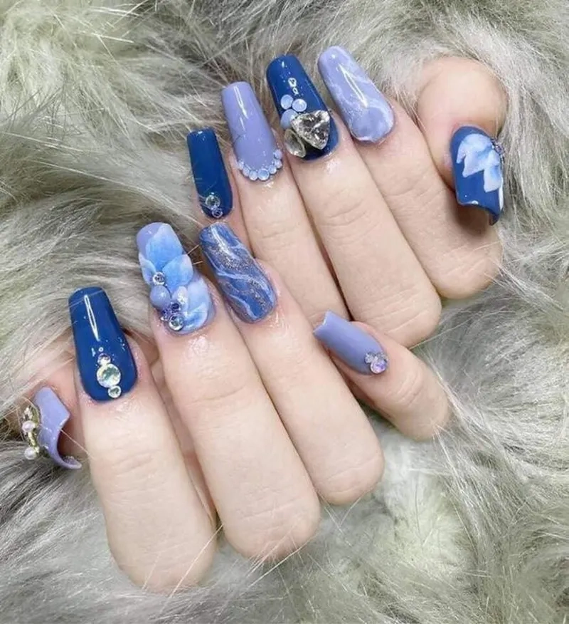 Nail xanh đính đá cá tính nhưng vẫn giữ được nét thanh lịch