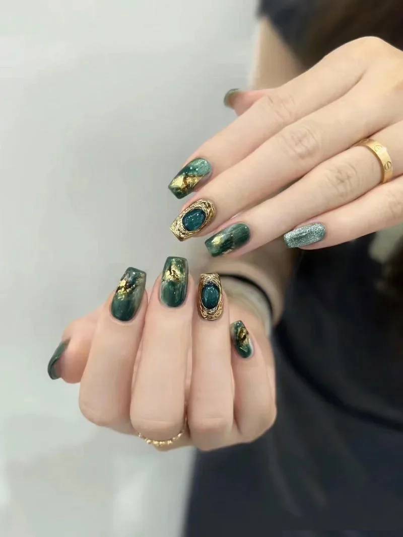 Nail xanh rêu đính đá độc đáo dành cho nàng yêu thích sự mới lạ