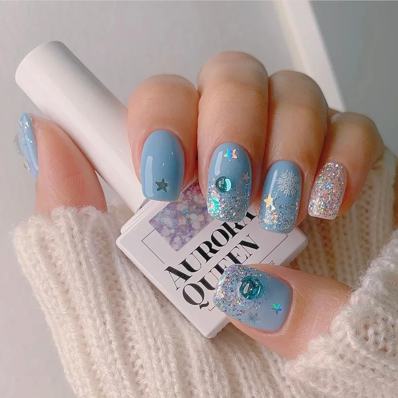 Nail màu xanh dương đính đá lấp lánh giúp đôi tay thêm phần nổi bật