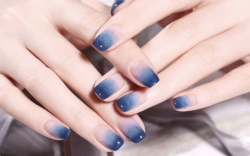 Mẫu nail màu xanh da trời nhẹ nhàng mang lại cảm giác dịu dàng