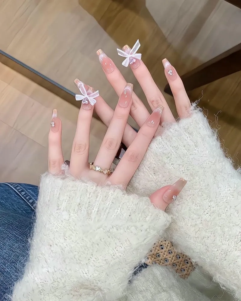 Mẫu móng tay đính đá nhẹ nhàng sang trọng nhưng không quá cầu kỳ