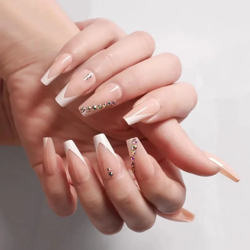 Mẫu móng tay đẹp nhẹ nhàng màu trắng giúp đôi tay thêm phần tinh tế