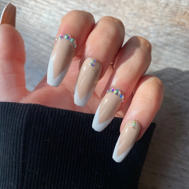 Nail trắng đính đá đơn giản giúp nàng luôn tự tin tỏa sáng