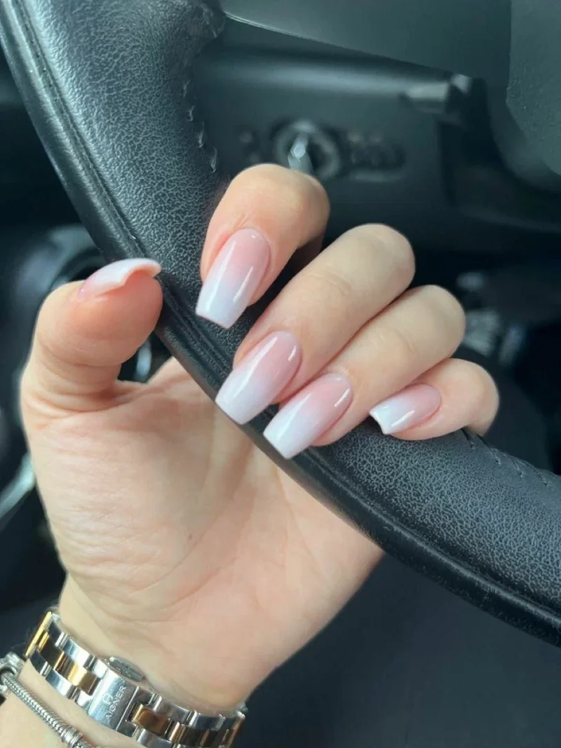 Bộ nail nhẹ nhàng mang lại vẻ đẹp thanh lịch và tinh tế