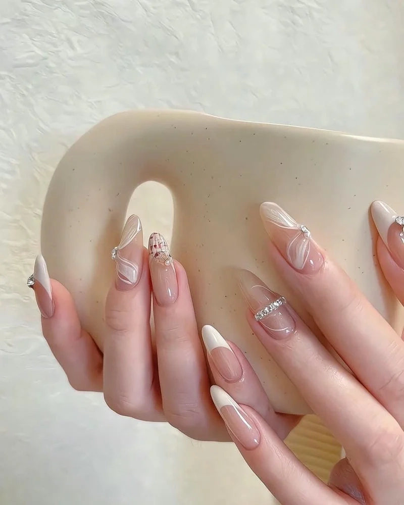 Móng tay đính đá nhẹ nhàng giúp bàn tay thêm phần thanh lịch