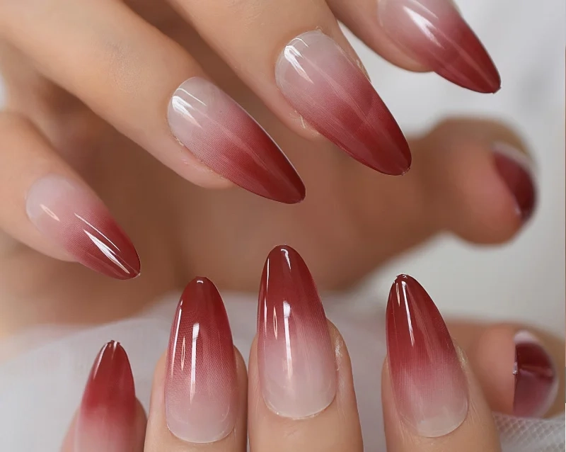 Nail đỏ nhẹ nhàng đơn giản nhưng vẫn giữ được sự sang trọng