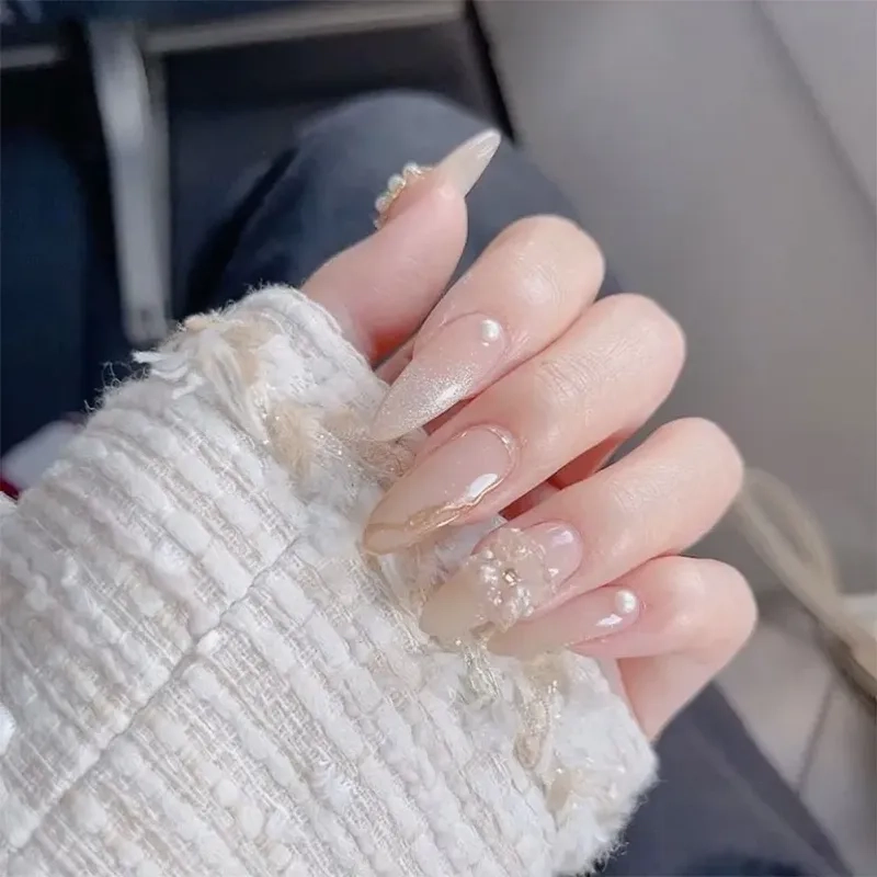 Mẫu nail nhẹ nhàng cho cô dâu giúp nàng thêm phần nữ tính