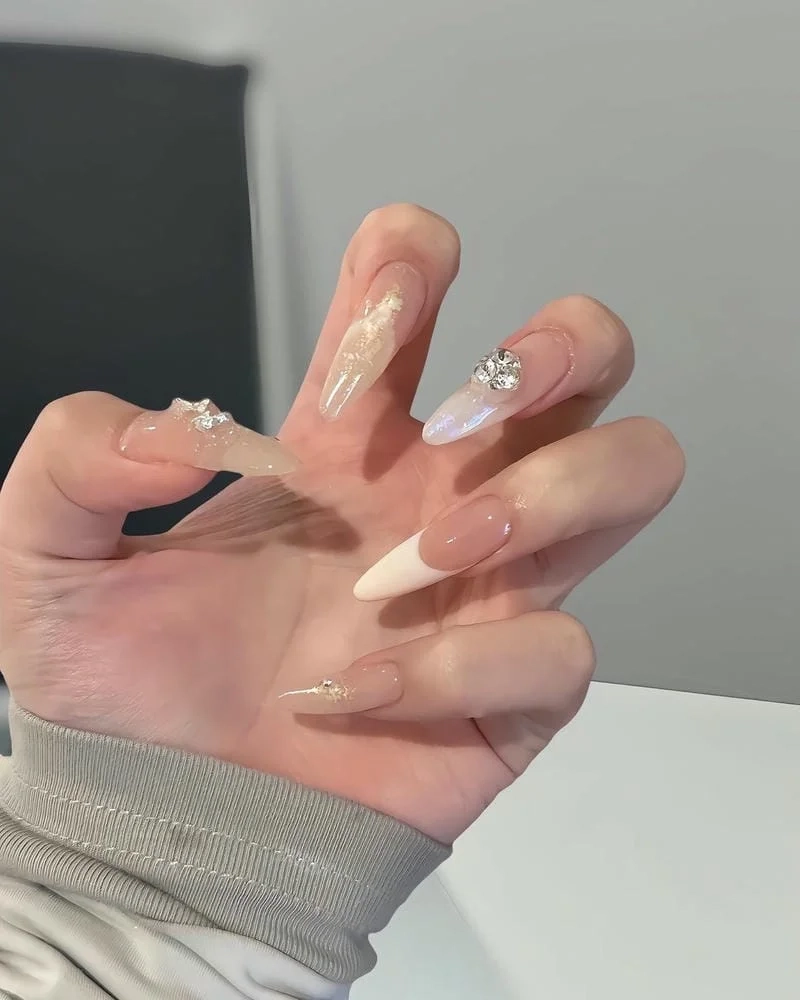 Nail đính đá nhẹ nhàng mang lại vẻ đẹp dịu dàng và cuốn hút