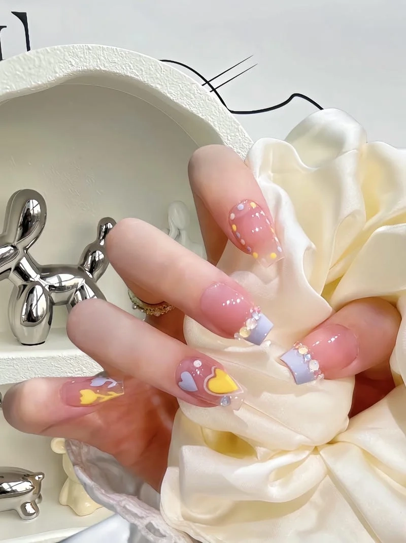 Nail hồng nhẹ nhàng mang lại vẻ đẹp nữ tính và đáng yêu