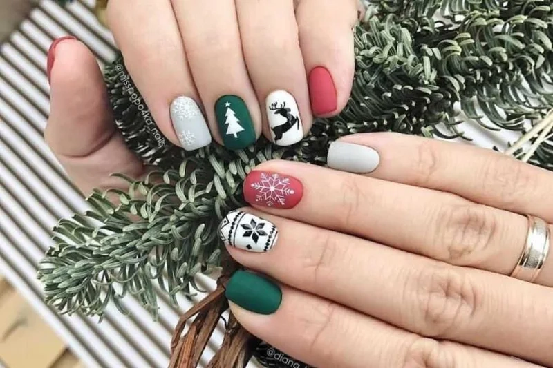 Móng tay noel đơn giản nhưng vẫn giữ được nét đáng yêu
