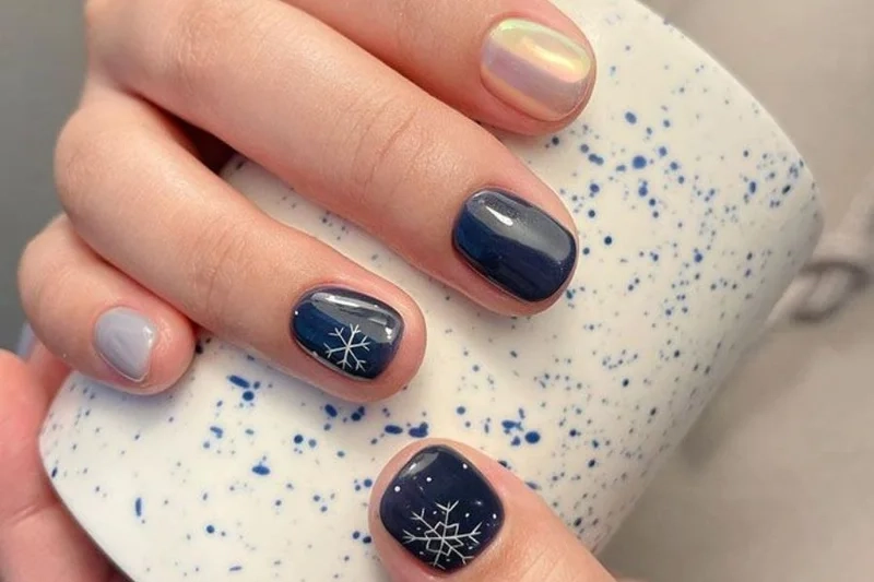 Mẫu móng tay noel đơn giản nhưng vẫn đầy cuốn hút