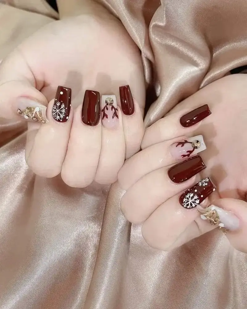 Mẫu nail noel đơn giản tay giúp nàng tự tin đón Giáng Sinh