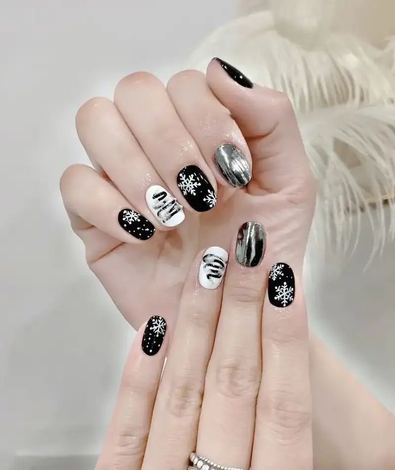 Vẽ ông già noel đơn giản nail giúp đôi tay thêm phần đáng yêu