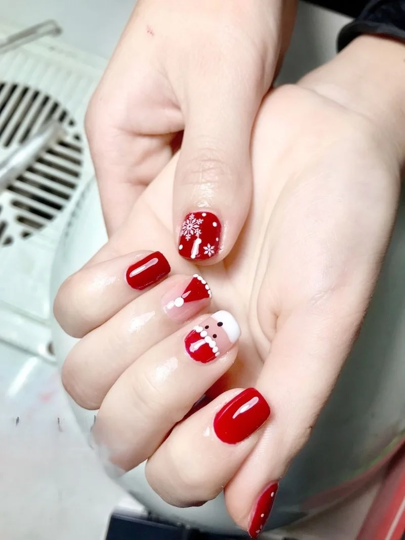 Móng tay noel đơn giản phù hợp với mọi phong cách