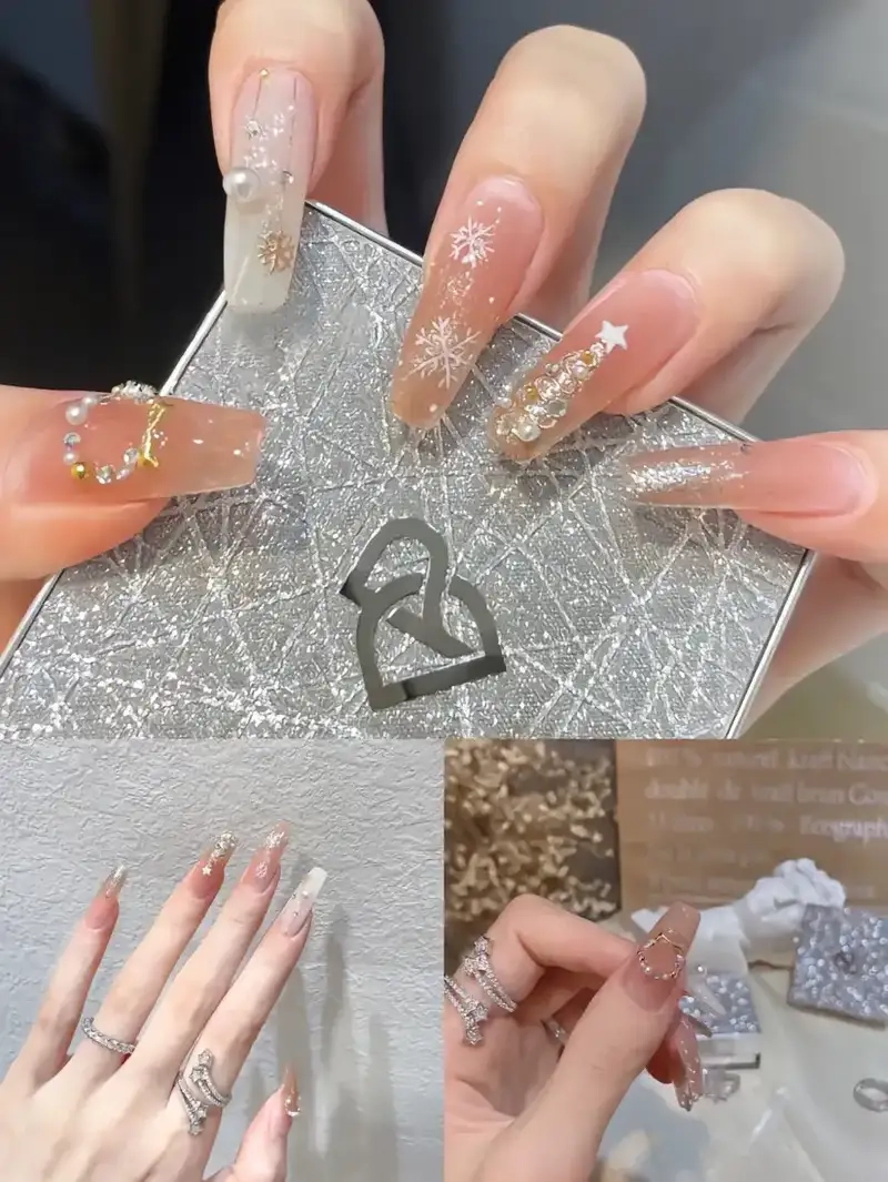 Mẫu sơn móng tay noel giúp nàng có đôi tay lấp lánh