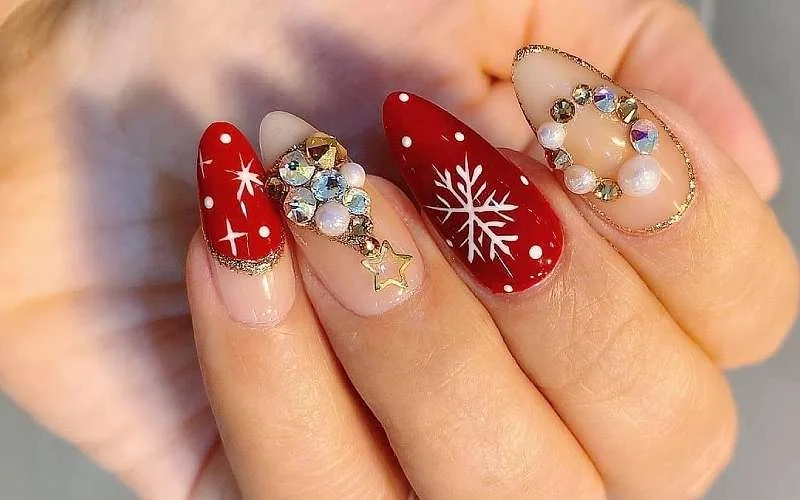 Sơn móng tay noel phù hợp với không khí rộn ràng cuối năm